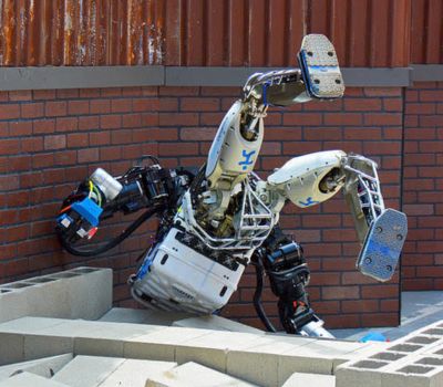 Zašto humanoidni roboti nastavljaju da padaju dok ljudi retko padaju?